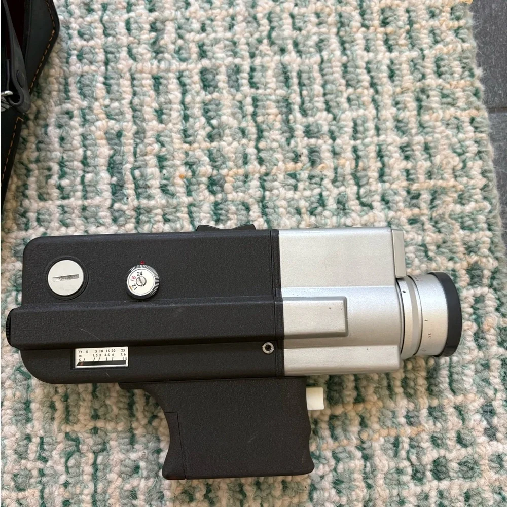 Cinemax-8 Camera video camera with black leather carrying case- mint condition